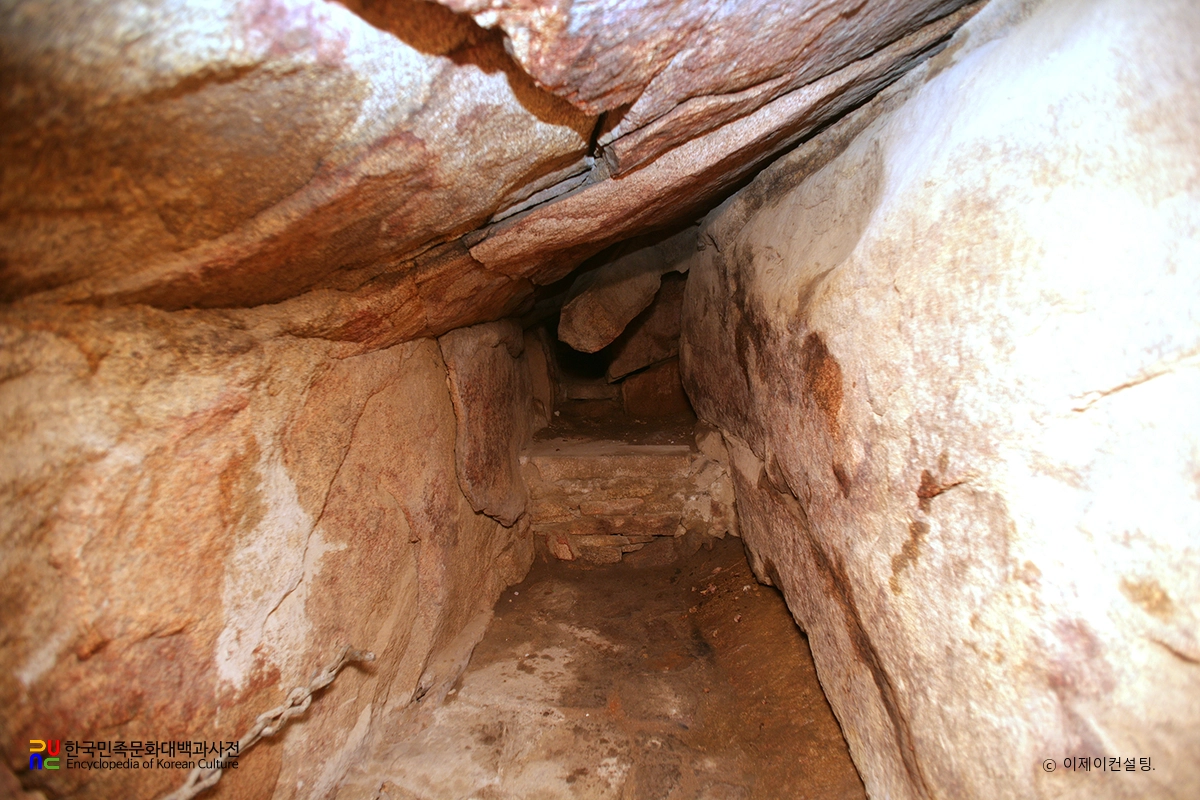 금강 보덕암 중 보덕굴 내부