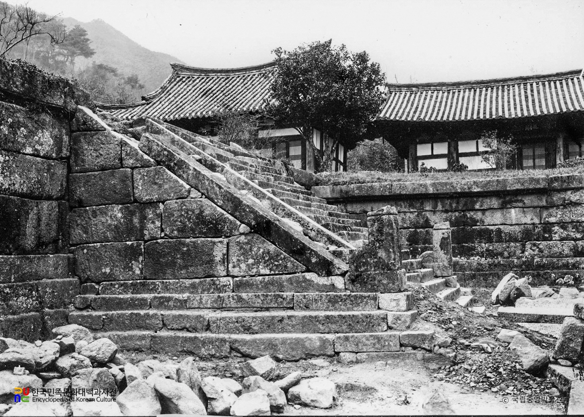 구례 화엄사 각황전 앞 석단 석계 우측면