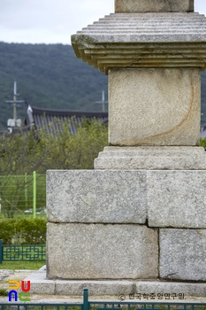 경주 남산동 동서삼층석탑 중 동삼층석탑 기단부 후면