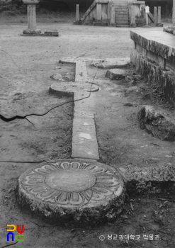 경주 불국사 삼층석탑 후면 수리된 연화좌