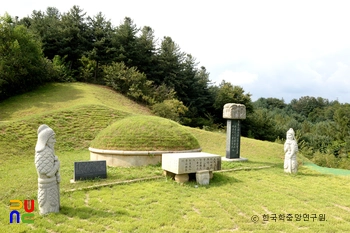 가평 이방실장군 묘 정측면