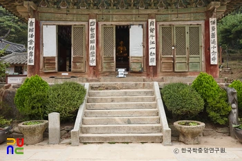 강화 전등사 대웅전 계단과 기단
