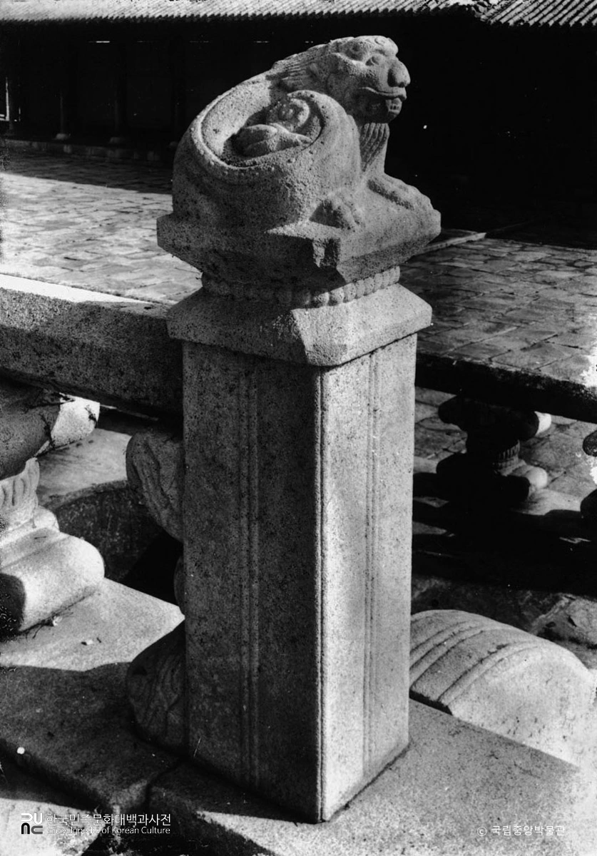 서울 경복궁 근정전 십이지신상 중 뱀상 후측면