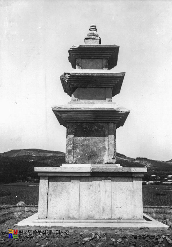 경주 천군동 동ㆍ서 삼층석탑 중 서삼층석탑 남면