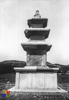 경주 천군동 동ㆍ서 삼층석탑 중 서삼층석탑 남면