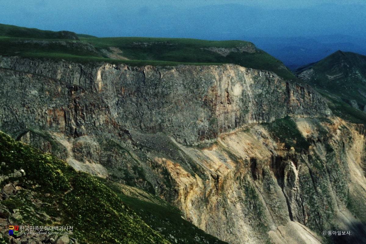주상절리가 나타난 봉우리 / 백두산