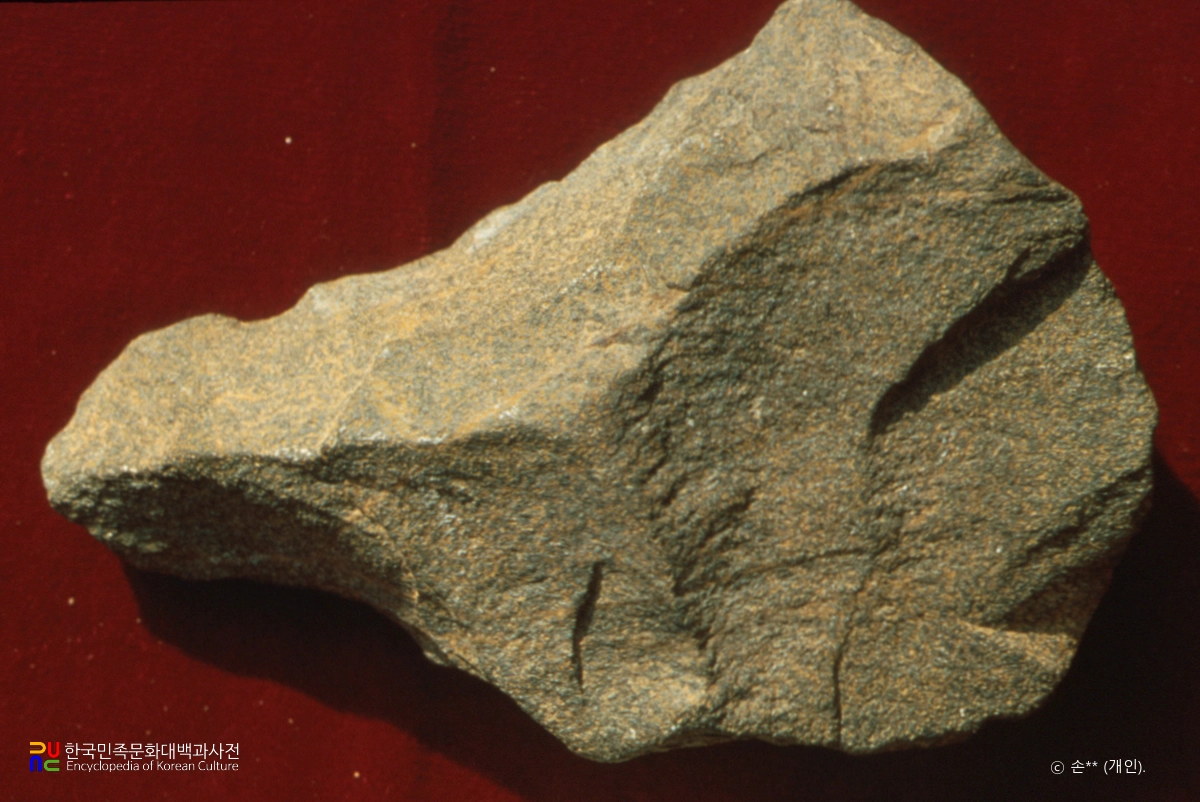 주먹도끼(제3문화총) / 금굴 유적 출토