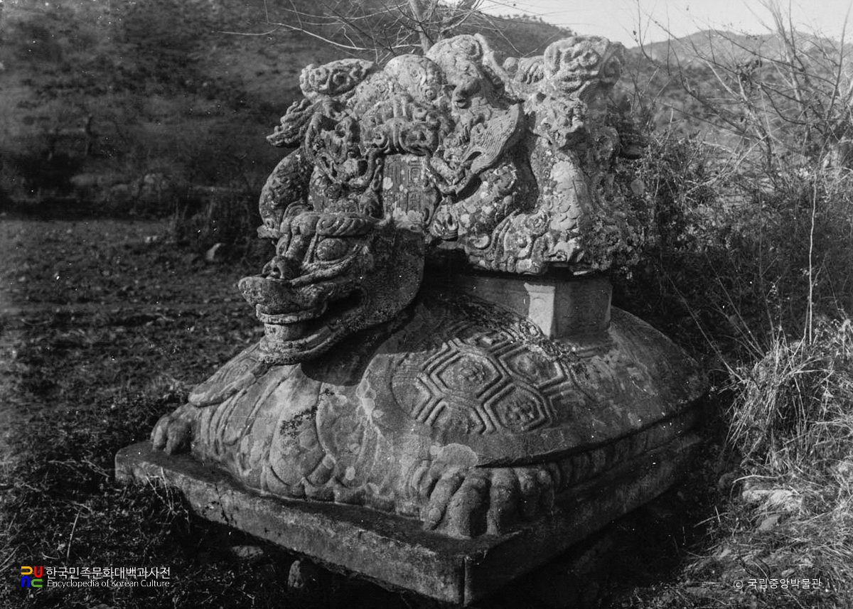 원주 흥법사지 진공대사탑비 정측면