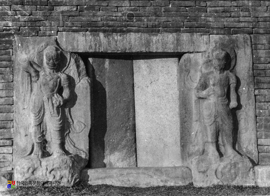 경주 분황사 모전석탑의 동쪽 인왕상 보수 후 정면