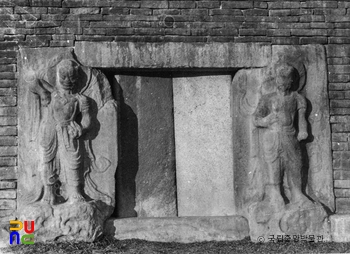 경주 분황사 모전석탑의 동쪽 인왕상 보수 후 정면