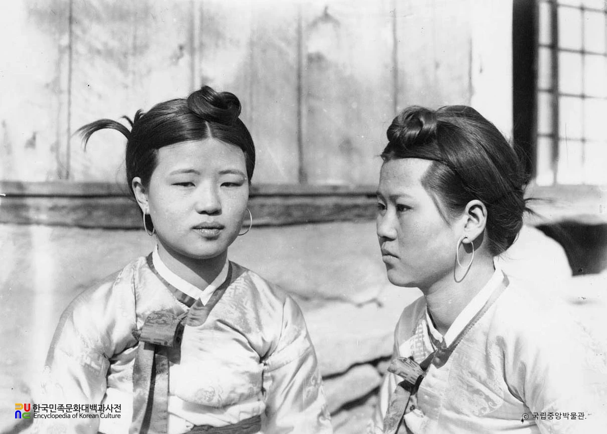 평북 창성 귀걸이를 한 부인(여자) 2명