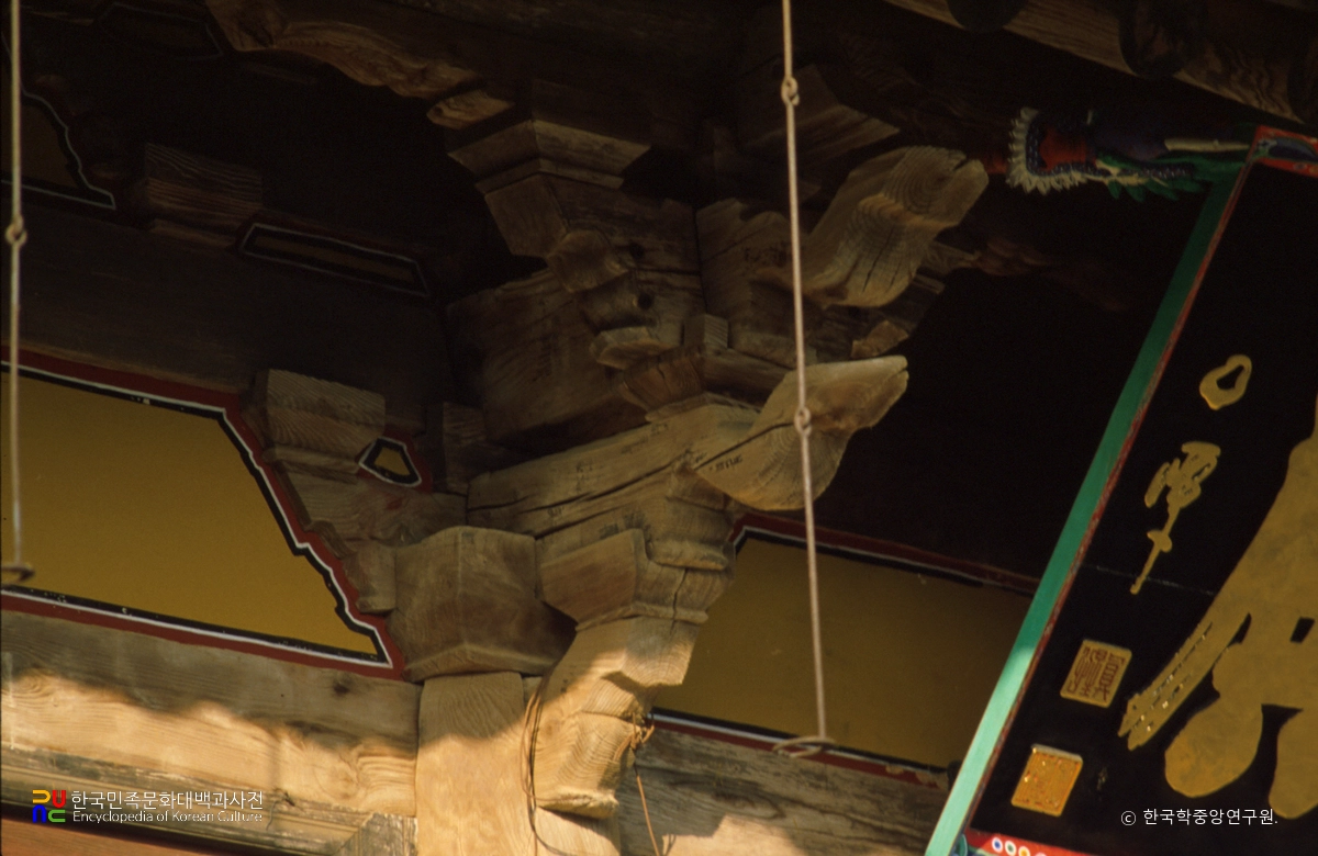 예산 수덕사 대웅전 공포