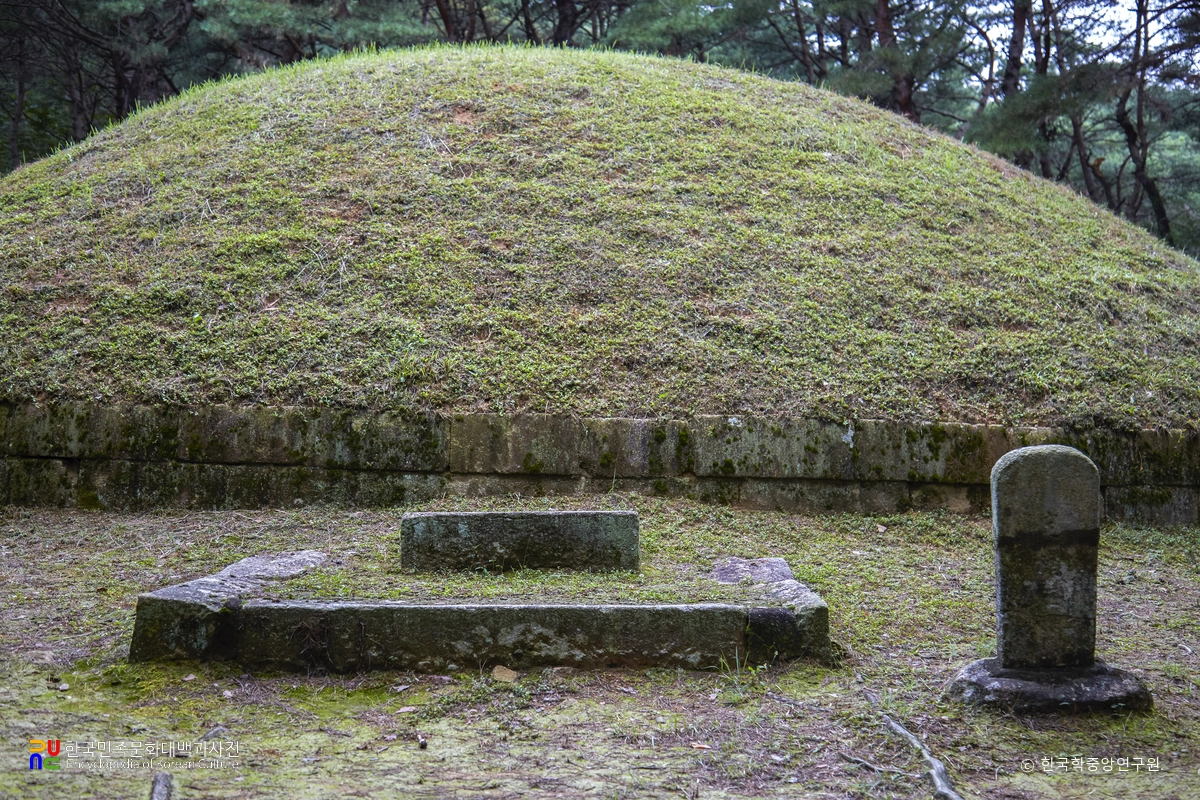 경주 신라 정강왕릉 정면