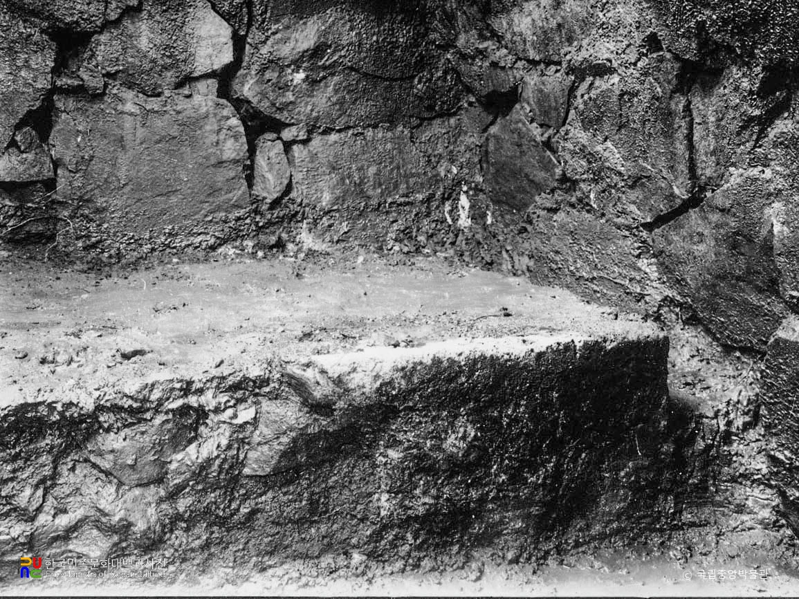 경주 충효동 고분군 중 10호분 현실 북쪽 모퉁이 관대