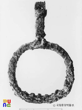 경북 경주 금령총 출토 1호 철제 등자