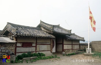 정읍 보천교 중앙본소 입구 정측면