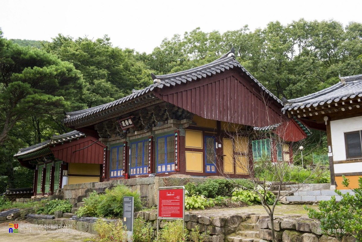 청도 대적사 극락전의 우측면