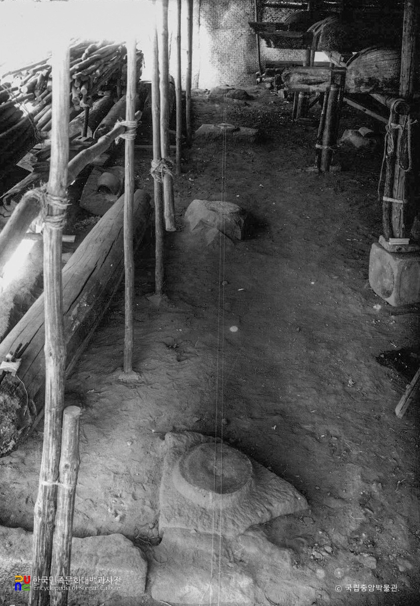 예산 수덕사 대웅전 초석