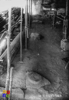 예산 수덕사 대웅전 초석