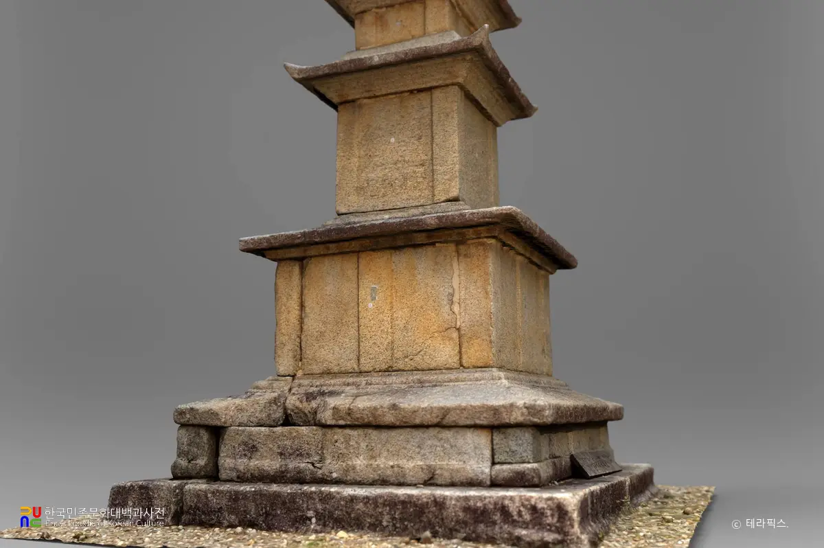 남원 실상사 동ㆍ서 삼층석탑 중 서삼층석탑 탑신부와 기단부