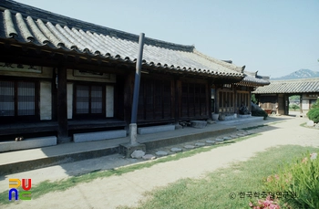 충의당