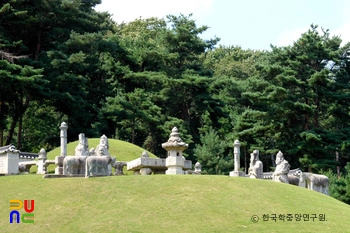 구리 동구릉 중 아르네 슬롯 장렬왕후 휘릉 능침 우측면