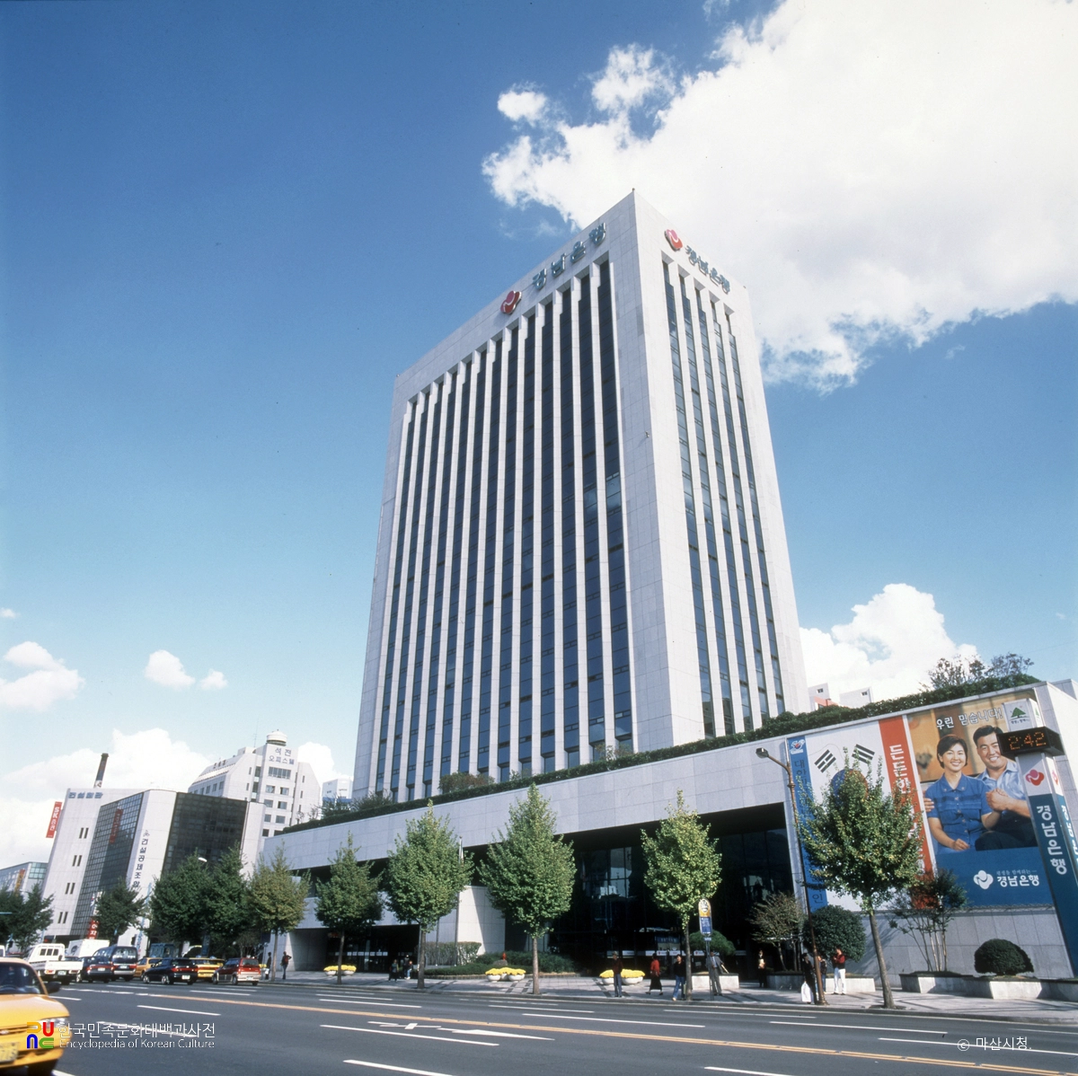 창원 경남은행 본점 정측면