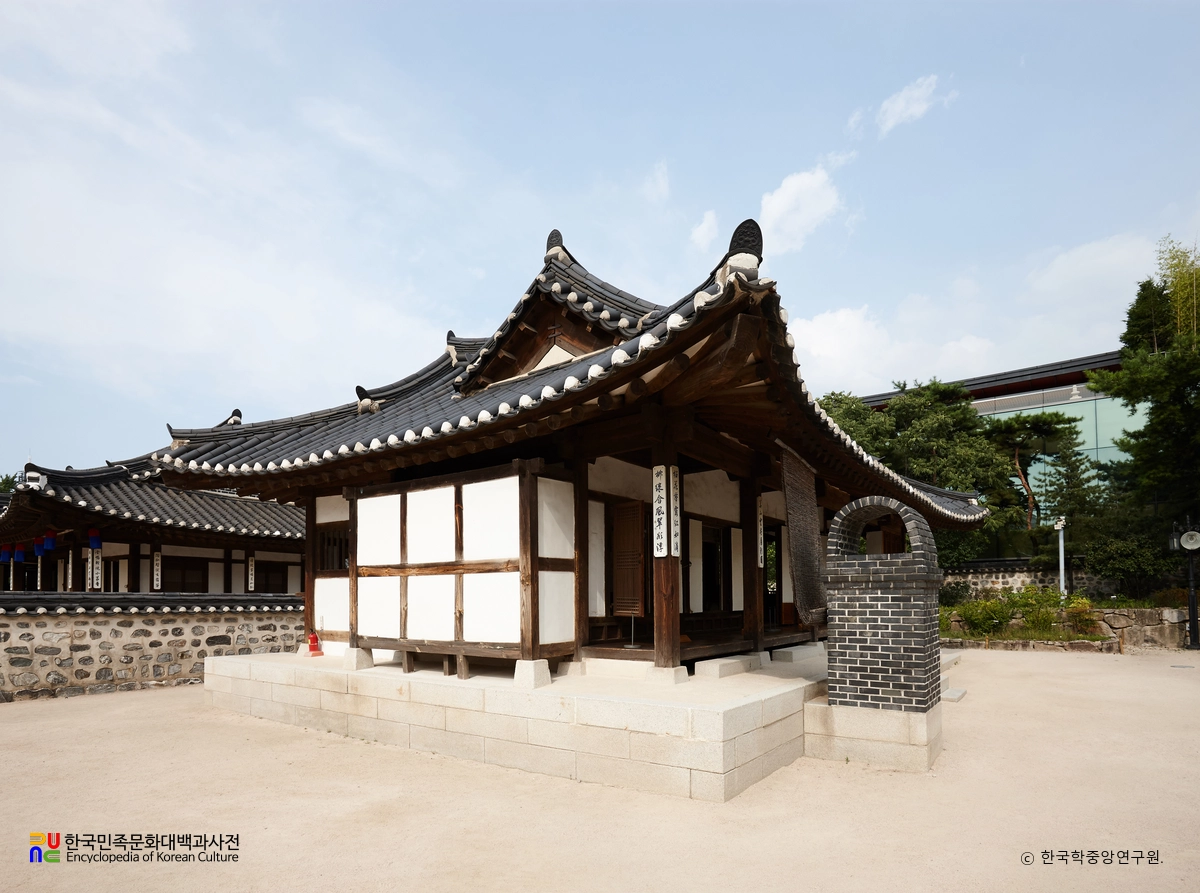 서울 관훈동 민씨 가옥 사랑채 측면과 굴뚝