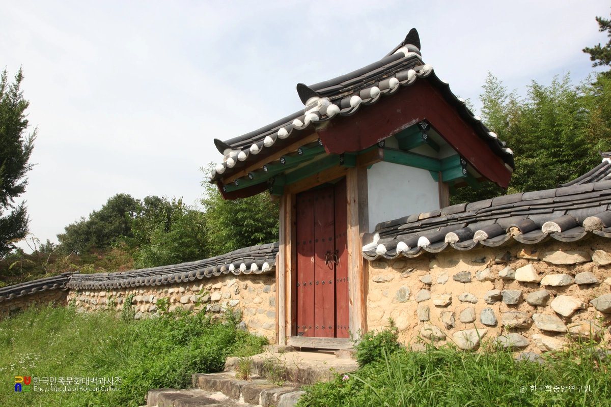 함안 덕연서원 중 사당 앞 일각문 우측면