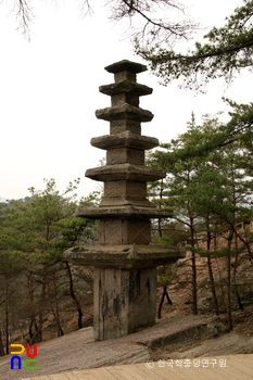 화순 운주사 거북바위 교차문 칠층석탑