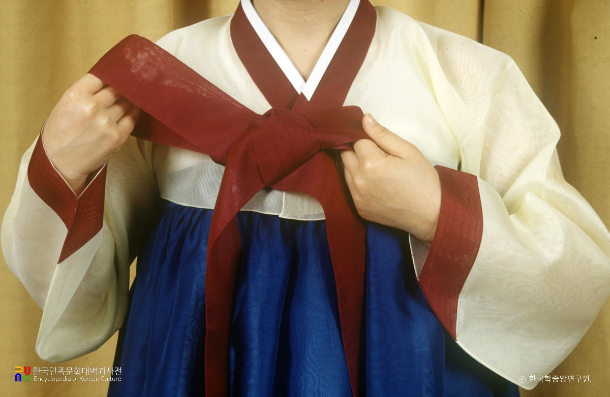 고름 매는 모습