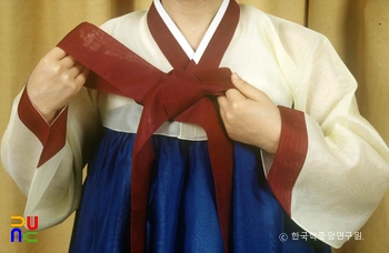 고름 매는 모습