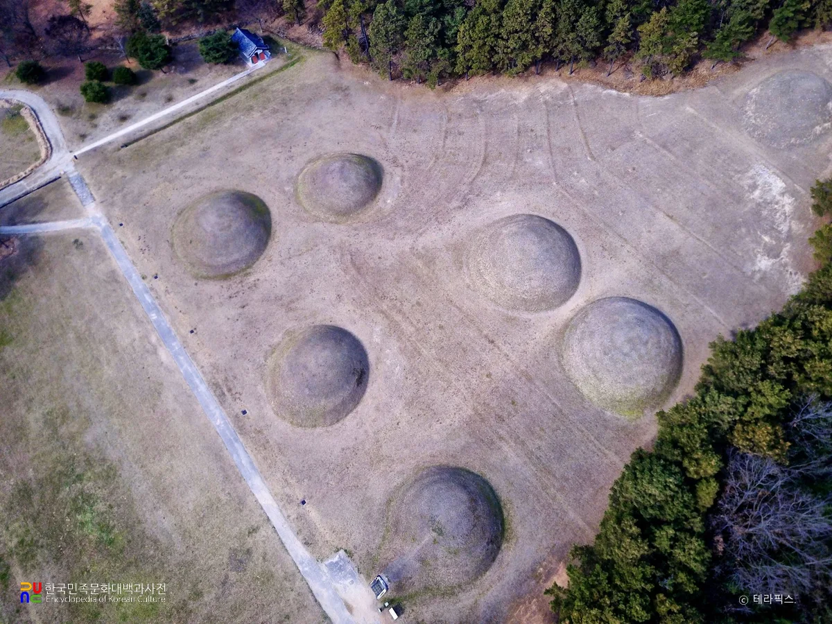 부여 능산리 고분군 전경
