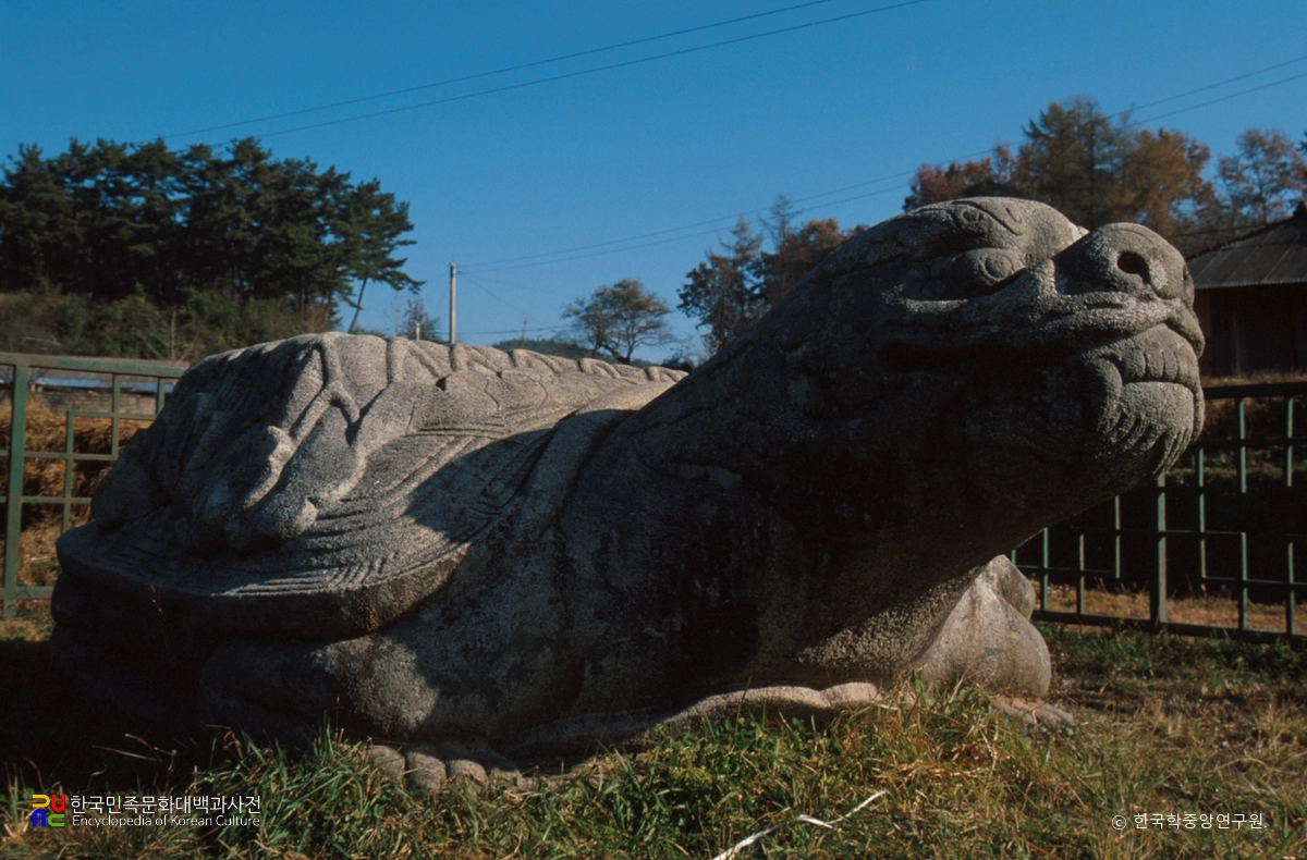 공주 오룡리 귀부 우측면