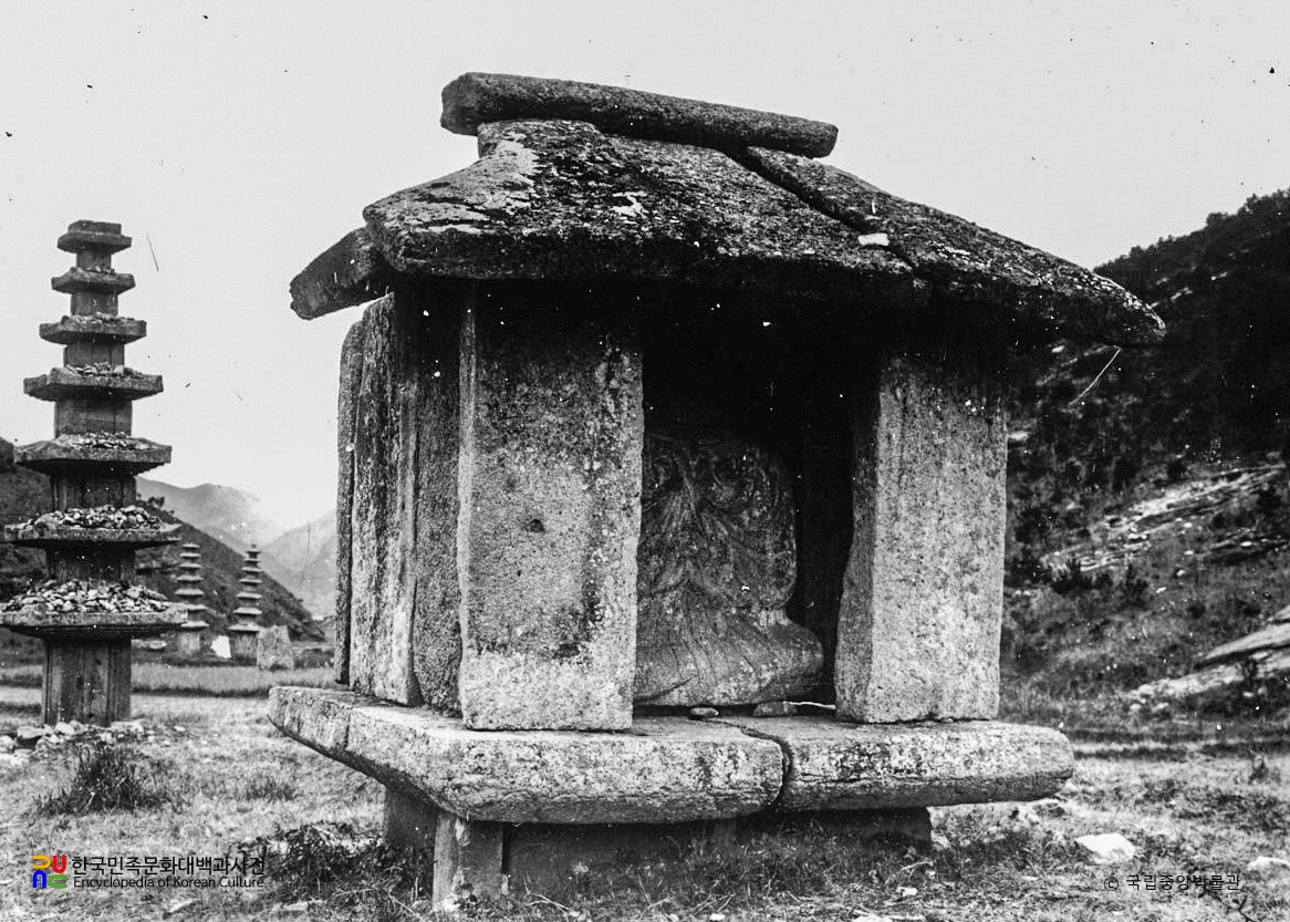 화순 운주사 석조불감