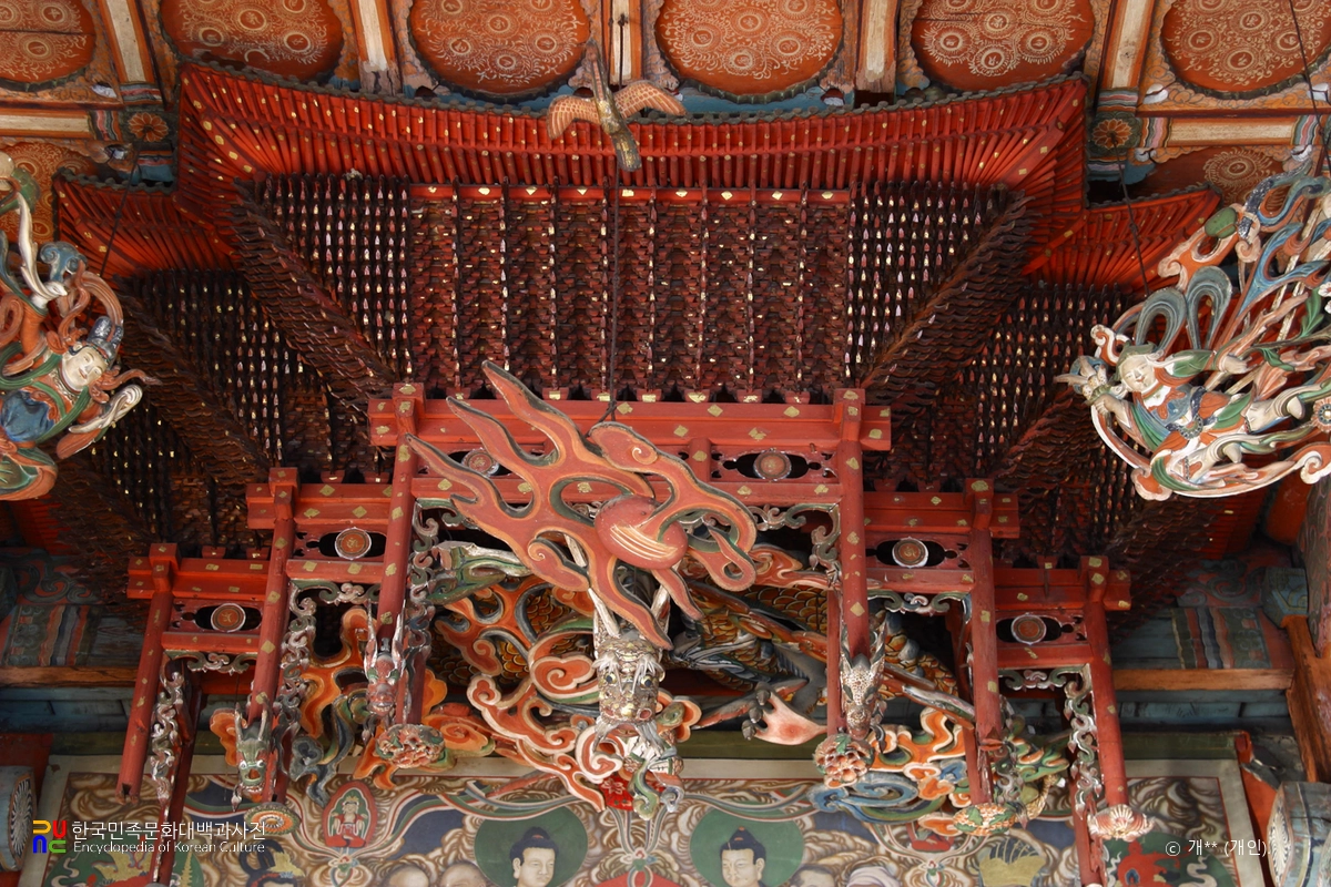 화성 용주사 대웅보전 닫집