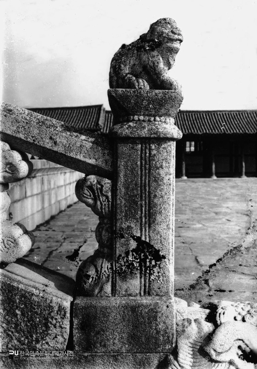 서울 경복궁 근정전 하월대 좌측 서수상 우측면