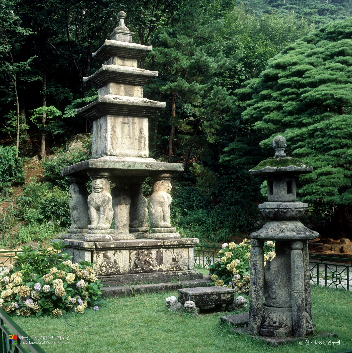 구례 화엄사 사사자 삼층석탑과 앞 석등 정측면