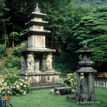 구례 화엄사 사사자 삼층석탑과 앞 석등 정측면