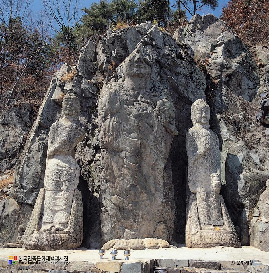 경주 서악동 마애여래삼존입상