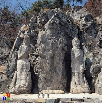 경주 서악동 마애여래삼존입상