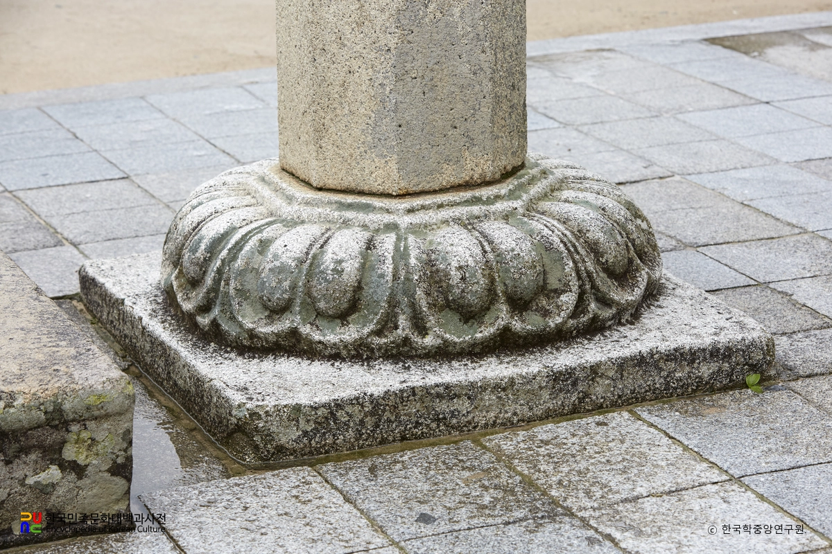 경주 불국사 대웅전 앞 석등 하대석과 지대석