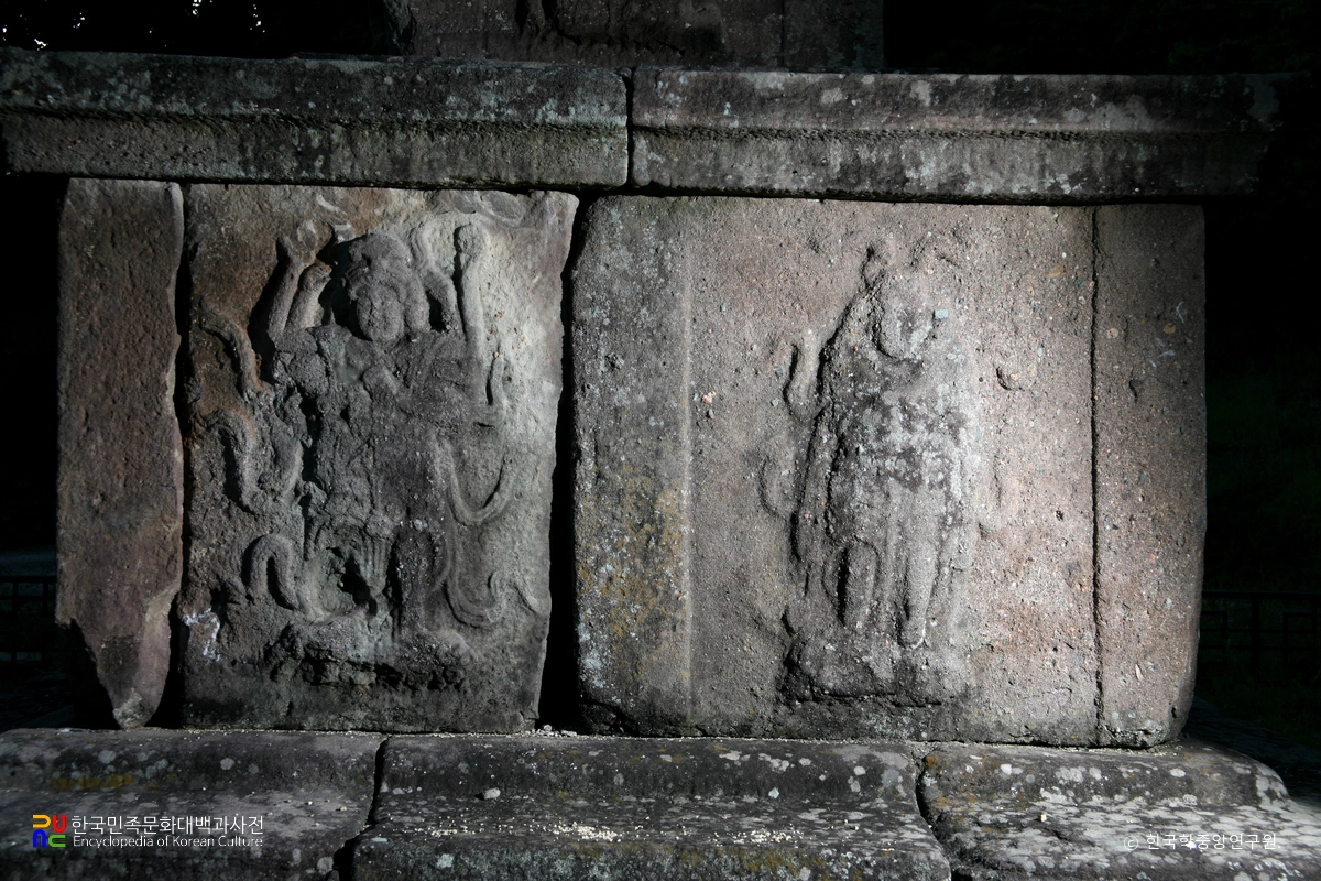 영양 화천리 삼층석탑 기단부 팔부중상 정면