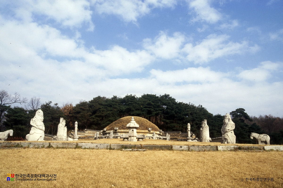 구리 동구릉 중 조선 문종과 현덕왕후 현릉 능침 정면