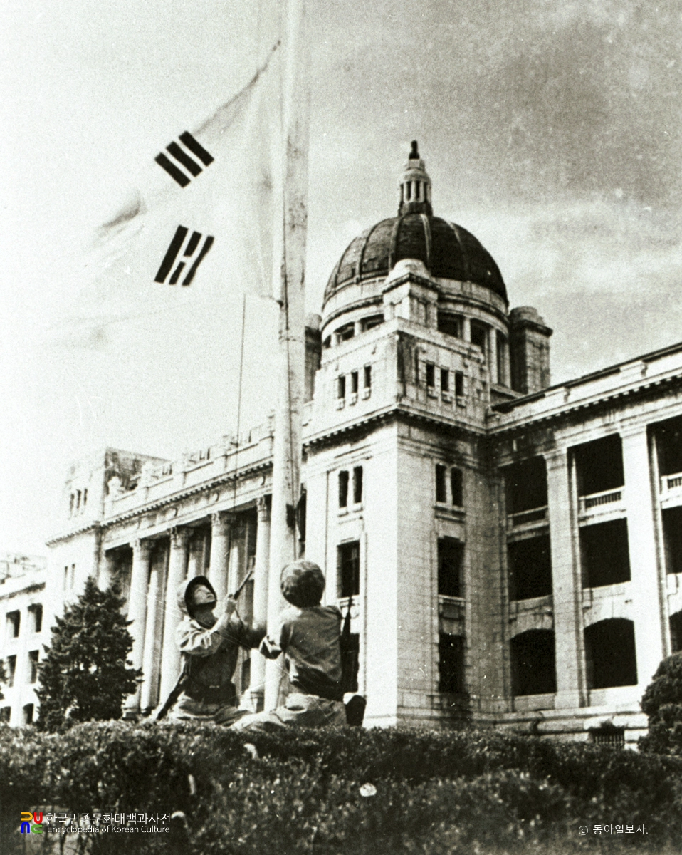 중앙청에 게양되는 태극기