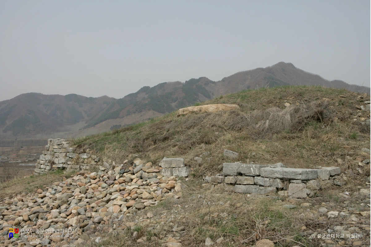 집안 태왕릉 상단 석축과 묘실 상석