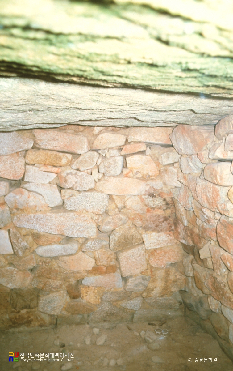 강릉 영진리 고분군 무덤 내부