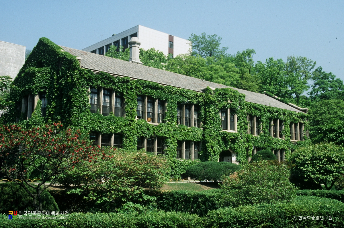 서울 연세대학교 스팀슨관 정측면