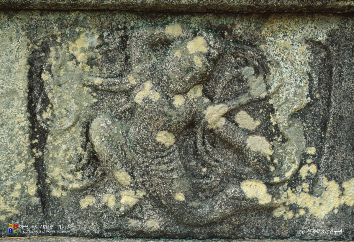 구례 화엄사 사사자 삼층석탑 후면 하부 기단의 천인상