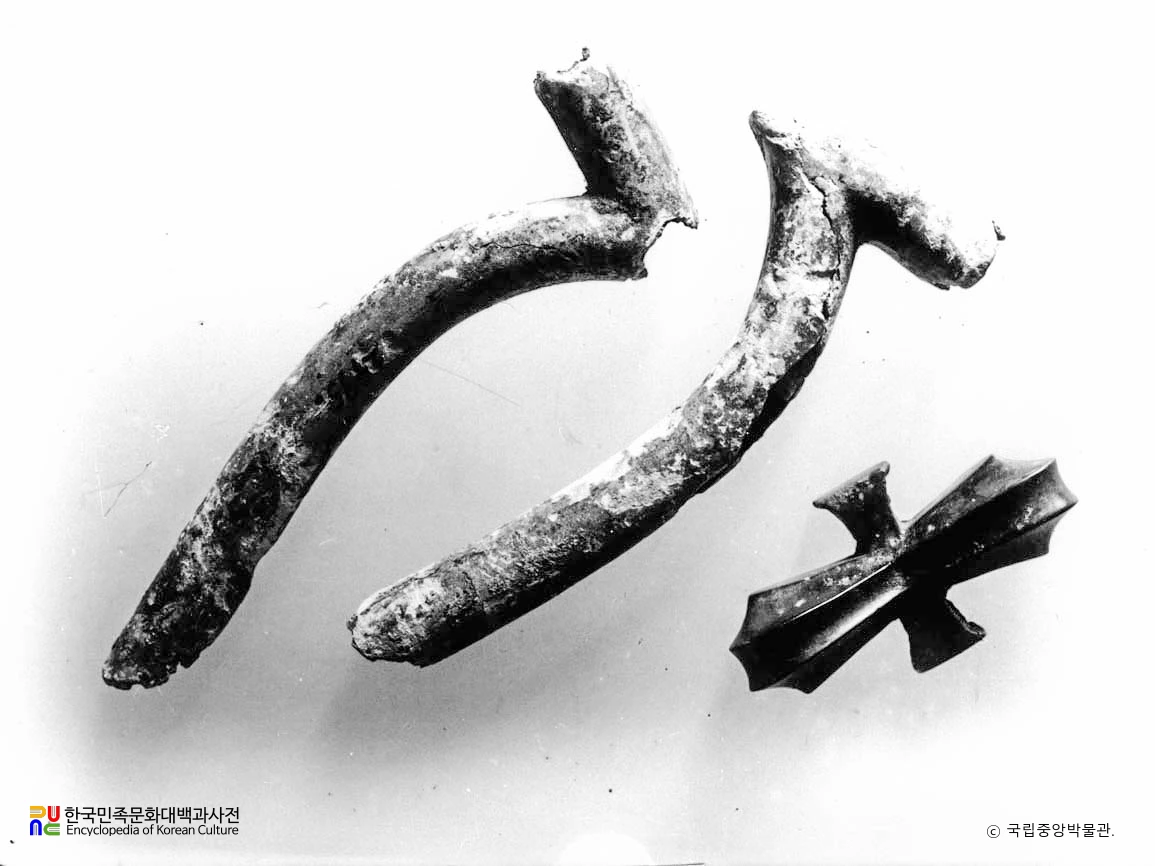 황해 황주 흑교리 을자형동기와 검파두식